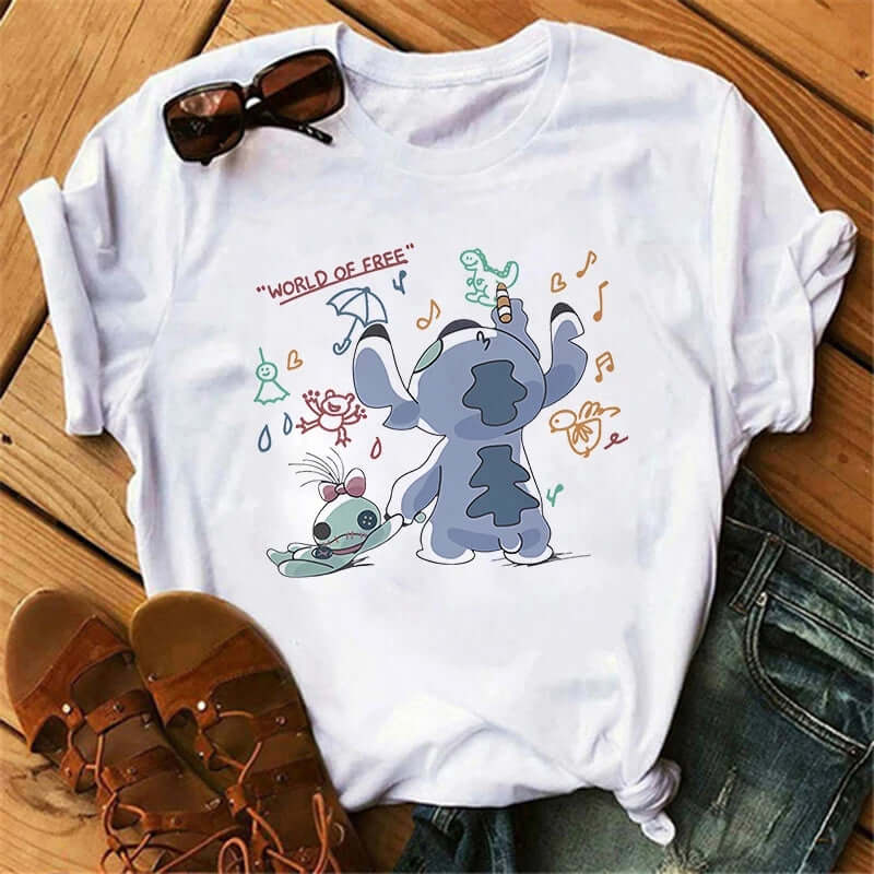Дамска тениска Stitch World of Free https://satmoda.com/products/дамска-тениска-stitch-world-of-free Ефектна дамска тениска с обло деколте и свободна кройка. Осигурява максимален комфорт през летните дни.Съчетава се добре както с дънки, така и със спортен екип.