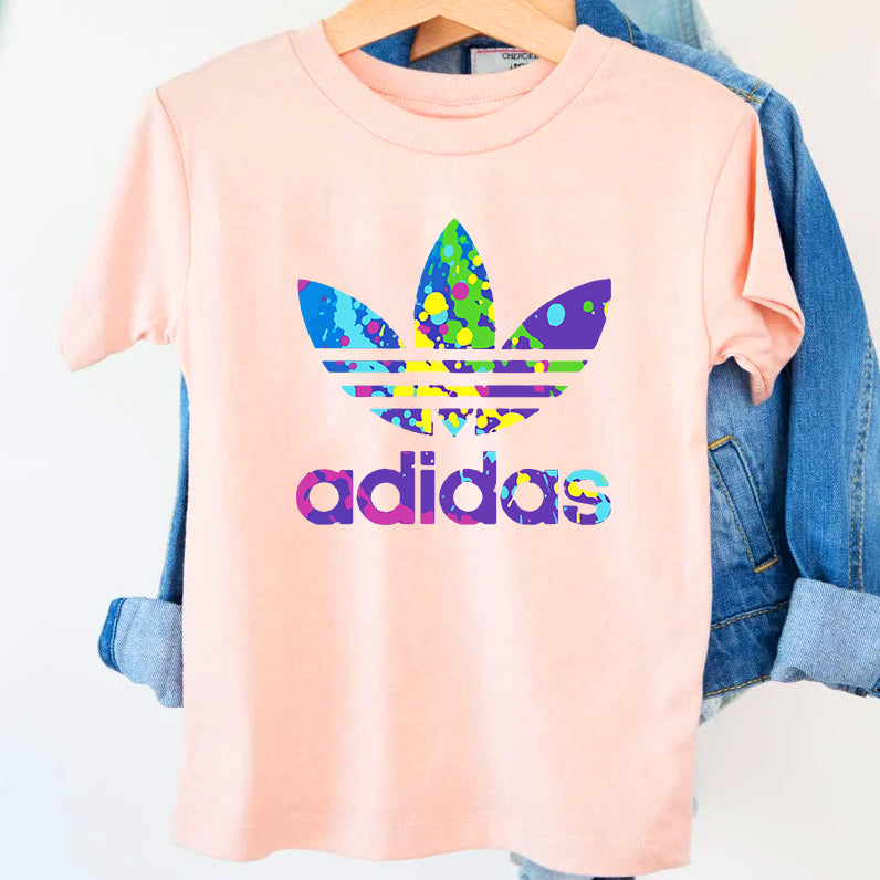 SatModa SatModa https://satmoda.com › products › детска-тениска-adidas-stain Детска тениска Adidas Stain / SatModa Детска тениска със забавен принт за всяко малко приключение. Мека и дишаща, за комфорт през целия ден. BGN 23.60