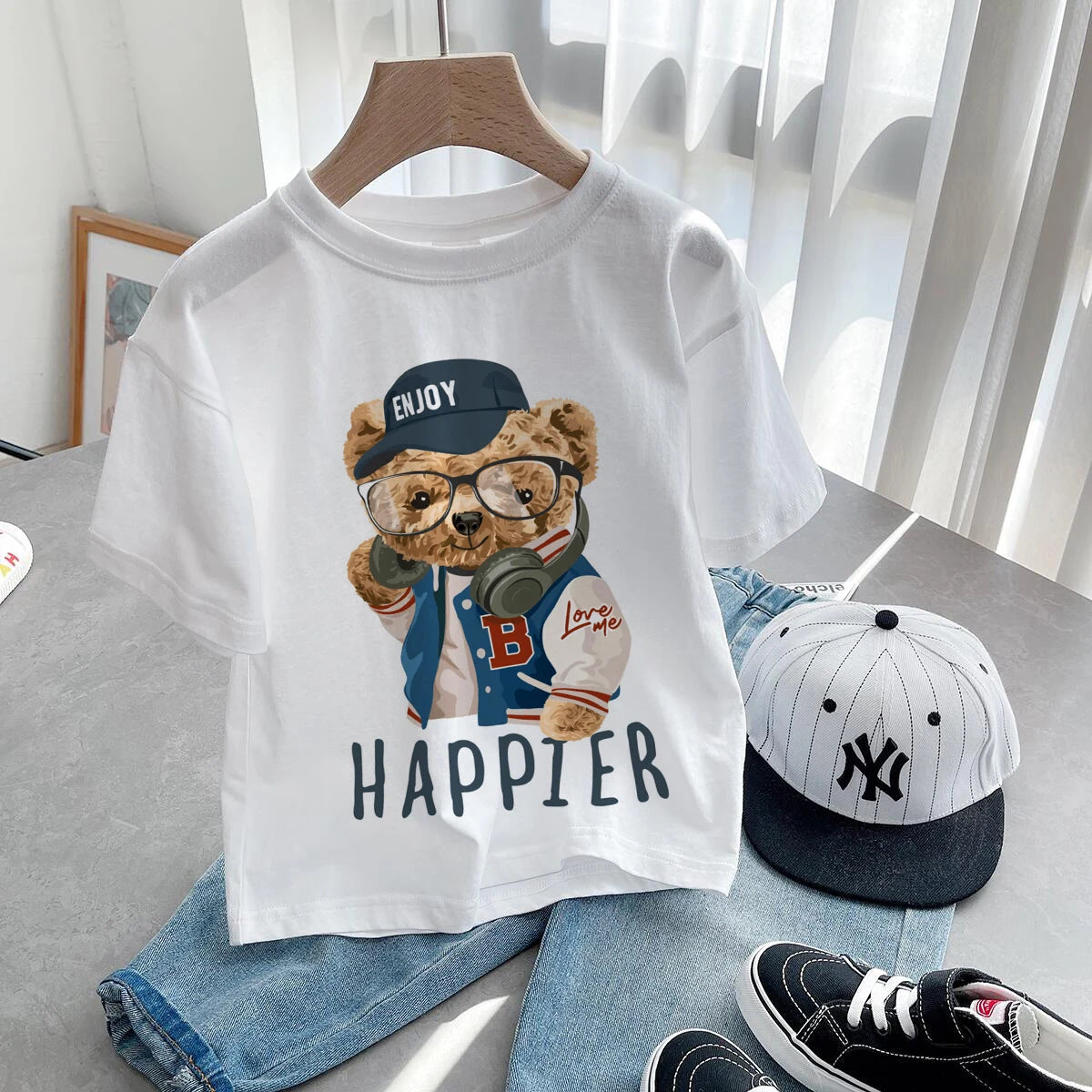 Детска тениска Happier https://satmoda.com/products/детска-тениска-happier Детска тениска със забавен принт за всяко малко приключение. Мека и дишаща, за комфорт през целия ден.