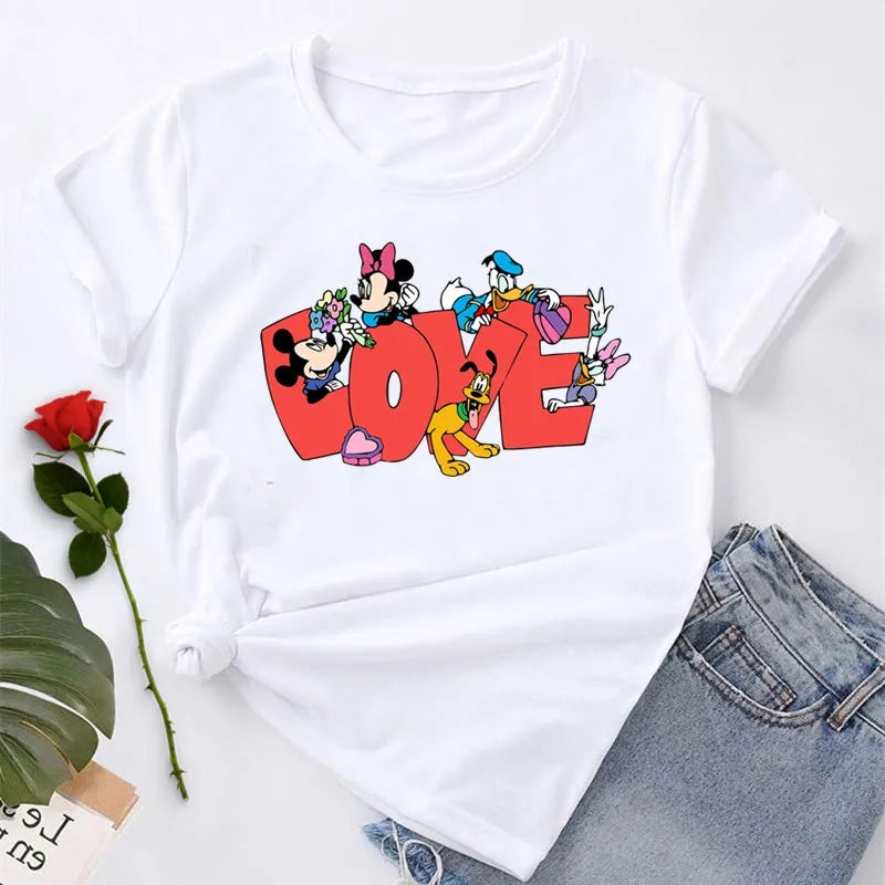Детска тениска Mickey`s love https://satmoda.com/products/детска-тениска-mickey-s-love Детска тениска със забавен принт за всяко малко приключение. Мека и дишаща, за комфорт през целия ден.