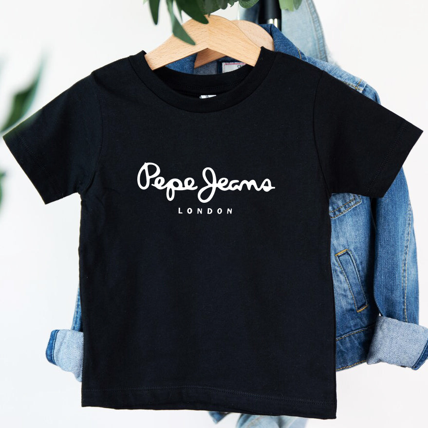 Детска тениска Pepe - SatModa. https://satmoda.com/products/детска-тениска-pepe Детска тениска със забавен принт за всяко малко приключение. Мека и дишаща, за комфорт през целия ден.