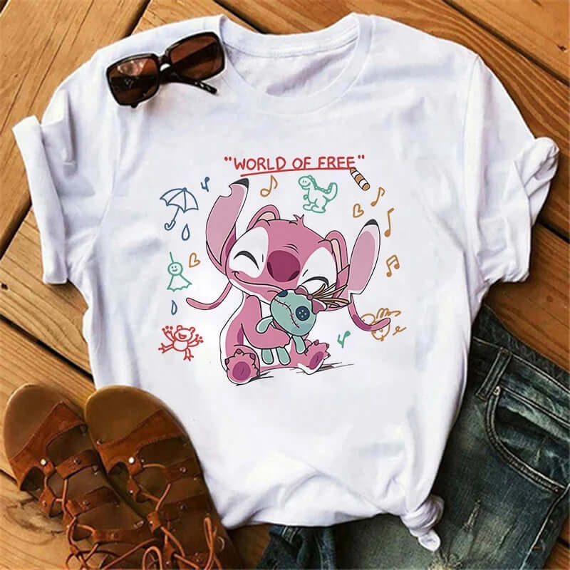 Дамска тениска Stitch World of Free 2 https://satmoda.com/products/дамска-тениска-stitch-world-of-free-2 Ефектна дамска тениска с обло деколте и свободна кройка. Осигурява максимален комфорт през летните дни.Съчетава се добре както с дънки, така и със спортен екип.