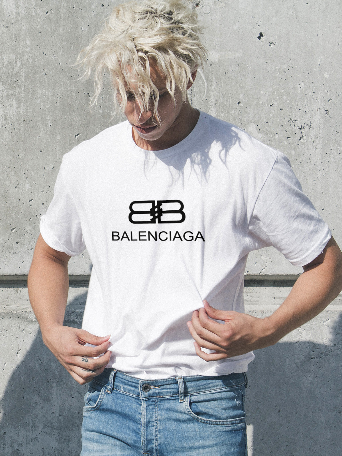 Мъжка тениска Balenciaga/SatModa
Модерна мъжка тениска с обло деколте и свободна кройка. Материята на тениската е изключително мека и осигурява максимален комфорт през летните дни. Съчетава...