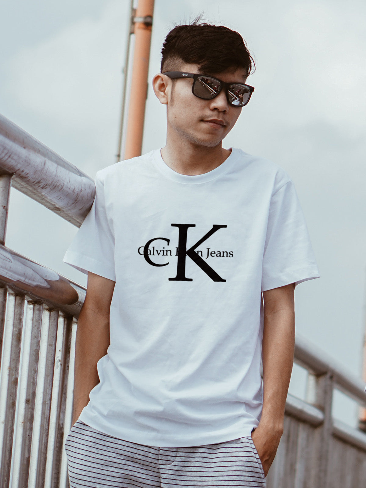 Мъжка тениска CK Jeans
Мъжка тениска с обло деколте и свободна кройка. Материята на тениската е изключително мека и осигурява максимален комфорт през летните дни. Съчетава се добре с …