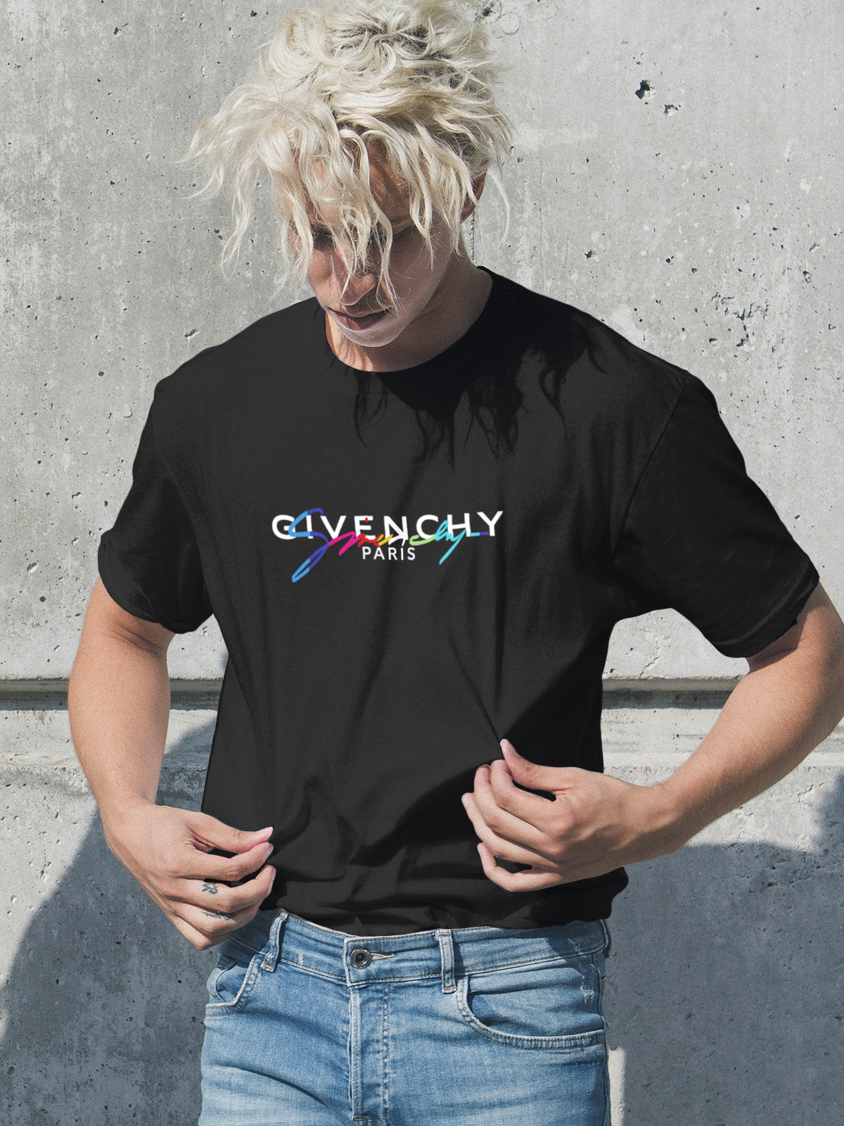 Мъжка тениска Givenchy Paris .
Модерна мъжка тениска с обло деколте и свободна кройка. Материята на тениската е изключително мека и осигурява максимален комфорт през летните дни. Съчетава...