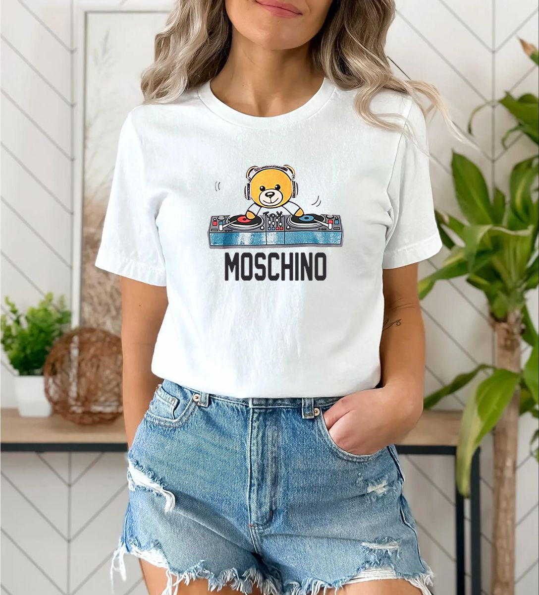 Дамска тениска Moohino bear dtg
Дамска тениска с обло деколте и свободна кройка. Тениската е изключително мека и осигурява максимален комфорт през летните дни.Тениската е изработена 100% памук
BGN 24.90