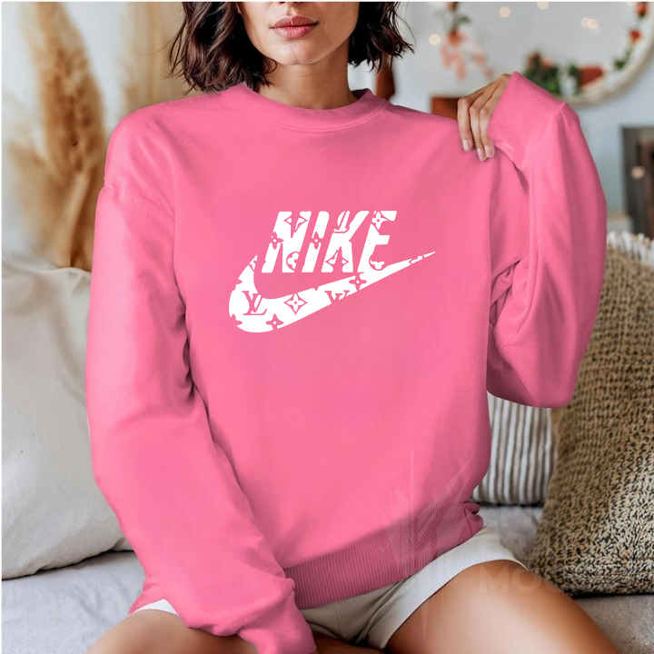 SatModa
SatModa
https://satmoda.com › products › дамска-блуза-nike-l-v
Дамска блуза Nike L.V. / SatModa
Ватирана блуза с обло деколте и свободна кройка. Материята на блузата е изключително мека и приятна. Осигурява максимален комфорт и топлина през зимните дни.
BGN 37.00