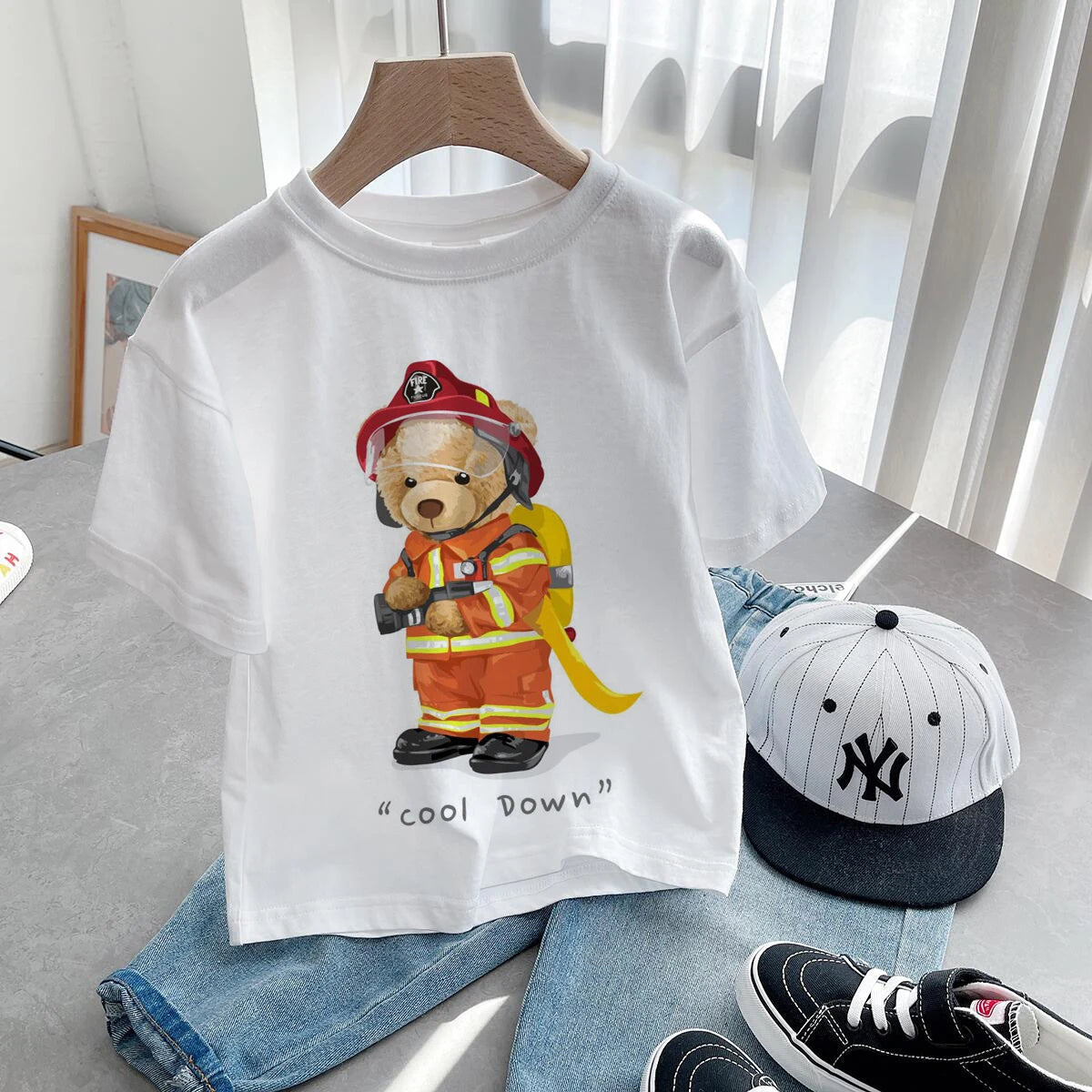 Детска тениска Cool Down - SatModa https://satmoda.com/products/детска-тениска-cool-down Детска тениска със забавен принт за всяко малко приключение. Мека и дишаща, за комфорт през целия ден.