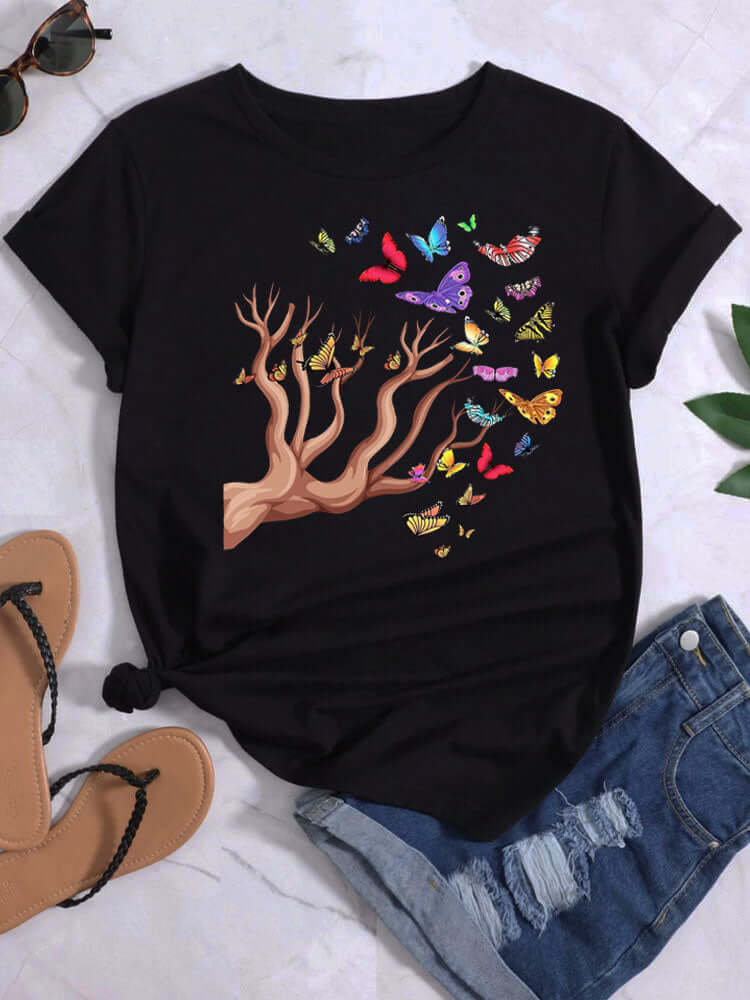 Дамска тениска Butterfly Tree - SatModa https://satmoda.com/products/дамска-тениска-butterfly-tree Ефектна дамска тениска с обло деколте и свободна кройка. Осигурява максимален комфорт през летните дни.Съчетава се добре както с дънки, така и със спортен екип.