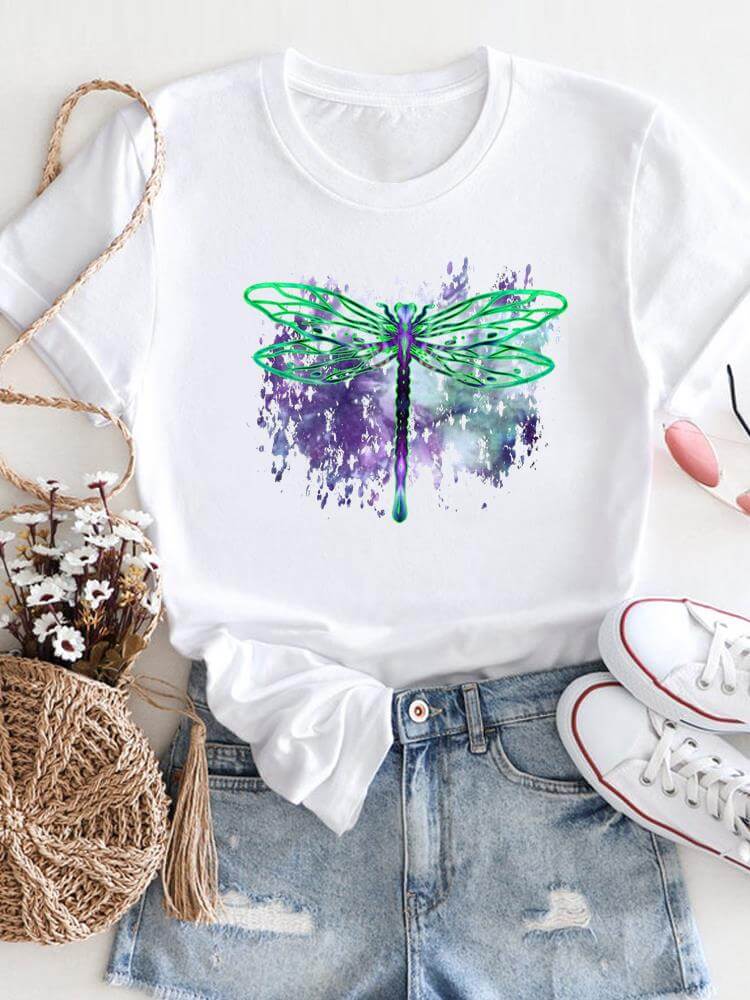 Дамска тениска Dragonfly 2 - SatModa https://satmoda.com/products/дамска-тениска-dragonfly-2 Ефектна дамска тениска с обло деколте и свободна кройка. Осигурява максимален комфорт през летните дни.Съчетава се добре както с дънки, така и със спортен екип.