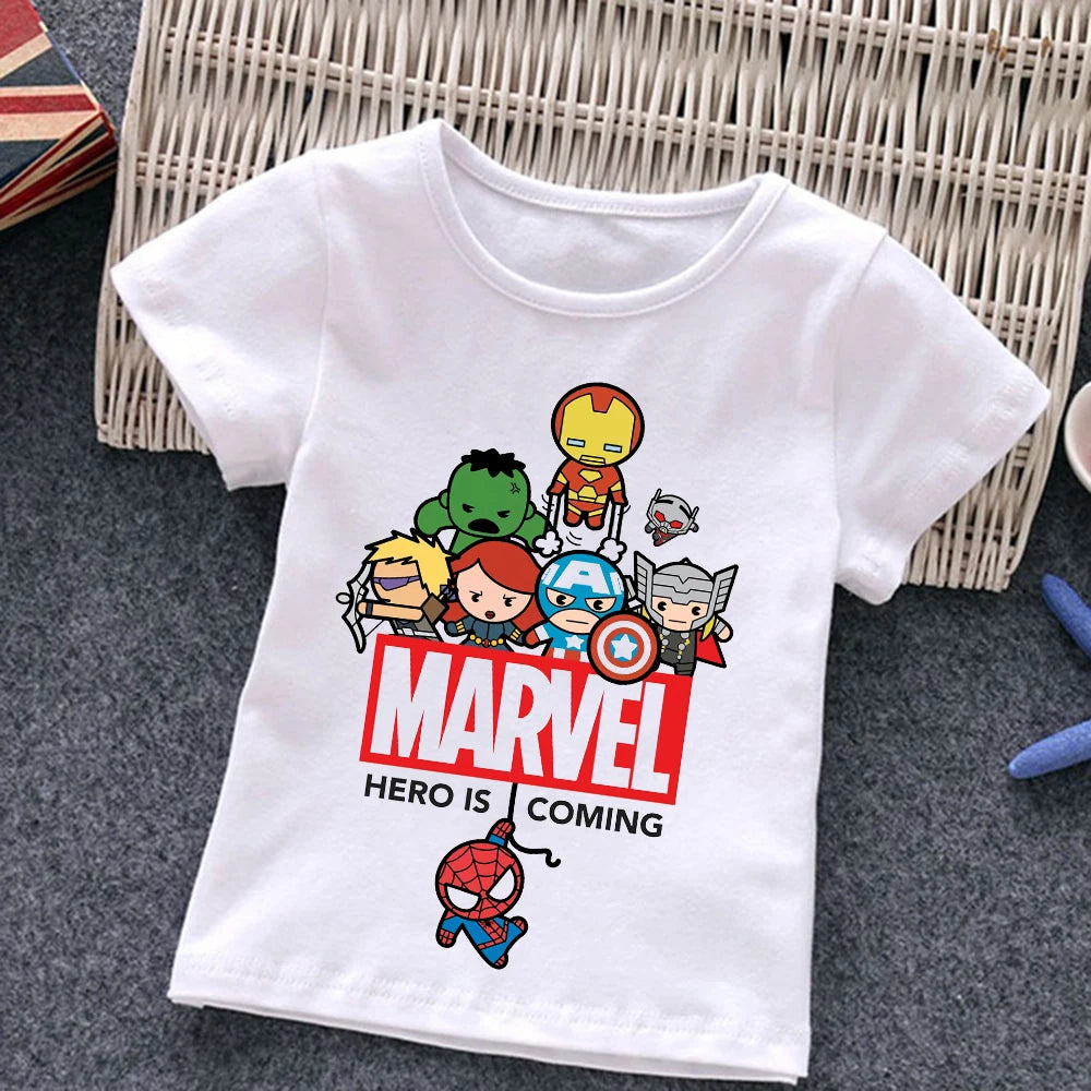 Детска тениска Hero is Coming - SatModa https://satmoda.com/products/детска-тениска-hero-is-coming Детска тениска със забавен принт за всяко малко приключение. Мека и дишаща, за комфорт през целия ден.
