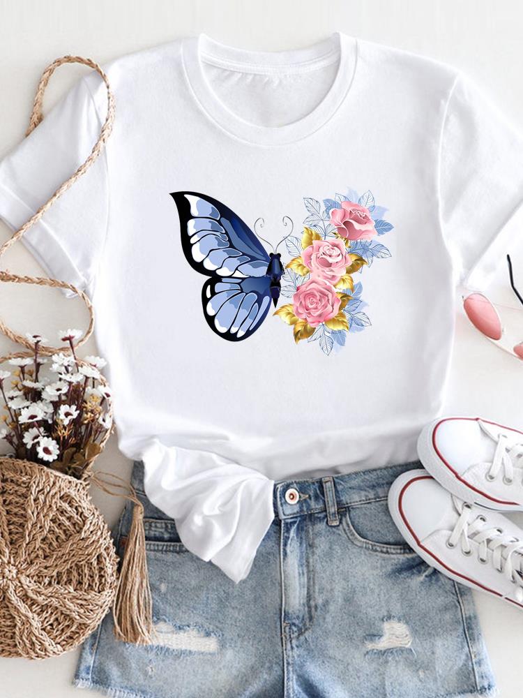 Дамска тениска Rose butterfly https://satmoda.com/products/дамска-тениска-rose-butterfly Дамска тениска с обло деколте и свободна кройка. Тениската е изключително мека и осигурява максимален комфорт през летните дни.Тениската е изработена 100% памук