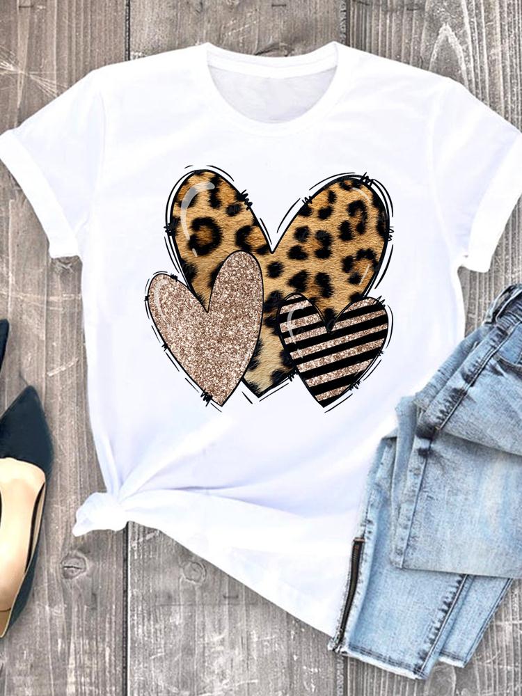 Дамска тениска Wild Heart https://satmoda.com/products/дамска-тениска-wild-heart Дамска тениска с обло деколте и свободна кройка. Тениската е изключително мека и осигурява максимален комфорт през летните дни.Тениската е изработена 100% памук