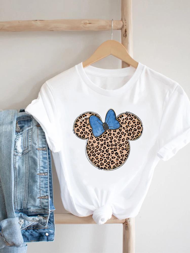 Дамска тениска Minnie`s denim bow https://satmoda.com/products/дамска-тениска-minnie-s-denim-bow-1 Дамска тениска с обло деколте и свободна кройка. Тениската е изключително мека и осигурява максимален комфорт през летните дни.Тениската е изработена 100% памук
