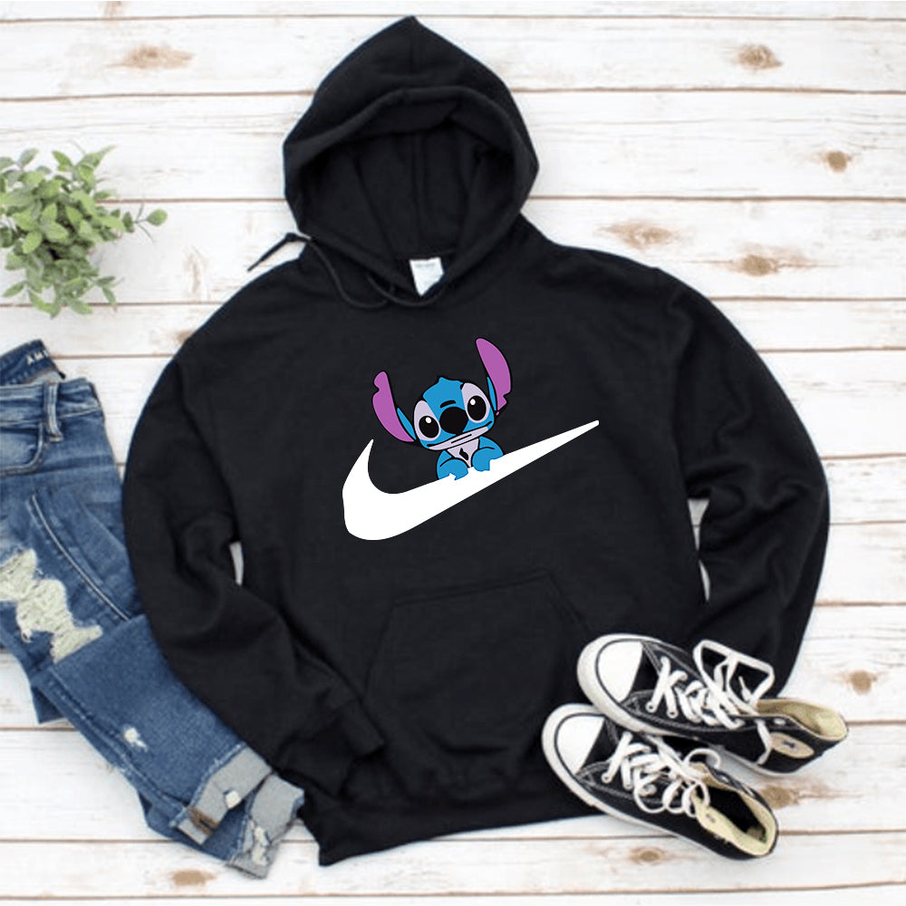 Дамски суитчър Stitch Black - SatModa https://satmoda.com/products/дамски-суичър-stitch-black Ефектен дамски суичър с качулка и връзки.Материята на суичъра е изключително мека и приятна.Осигурява максимален комфорт и топлина през зимните дни.Памучна вата