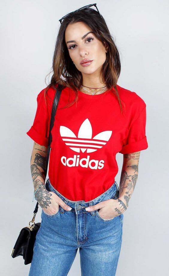 Дамска тениска A* White Logo Classic https://satmoda.com/products/дамска-тениска-a-white-logo Ефектна дамска тениска с обло деколте и свободна кройка. Осигурява максимален комфорт през летните дни.Съчетава се добре както с дънки, така и със спортен екип.