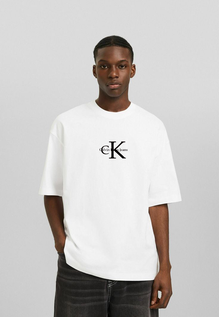 Мъжка тениска Oversize CK Jeans
Тениска с обло деколте и свободна кройка. Материята на тениската е изключително мека и осигурява максимален комфорт през летните дни. Съчетава се добре с елеган…
BGN 36.90