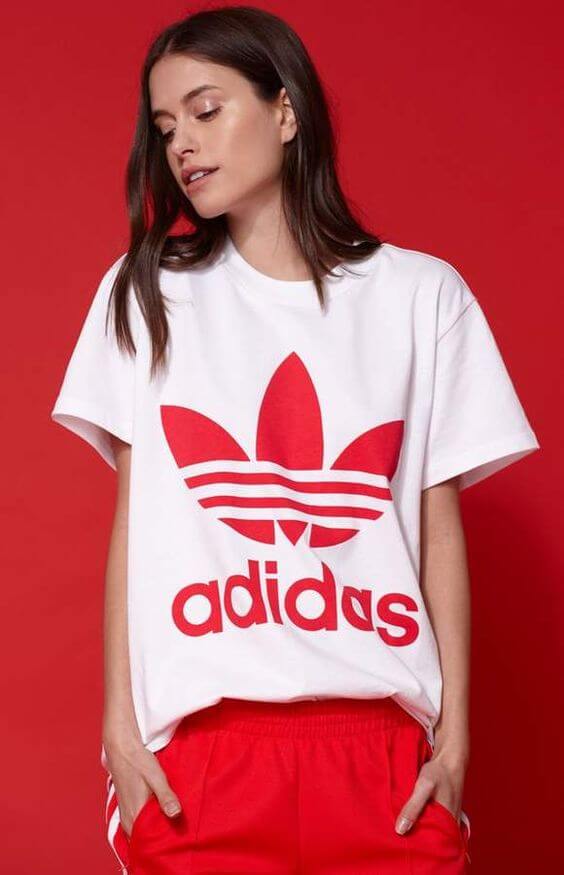 Дамска тениска A* Red Logo Classic https://satmoda.com/products/дамска-тениска-a-red-logo Ефектна дамска тениска с обло деколте и свободна кройка. Осигурява максимален комфорт през летните дни.Съчетава се добре както с дънки, така и със спортен екип.