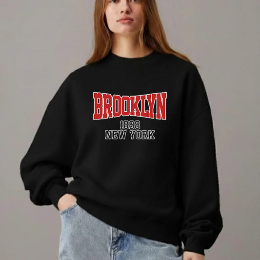 Дамска блуза Brooklyn Woman в черно с червен надпис, показана на модел | SatModa