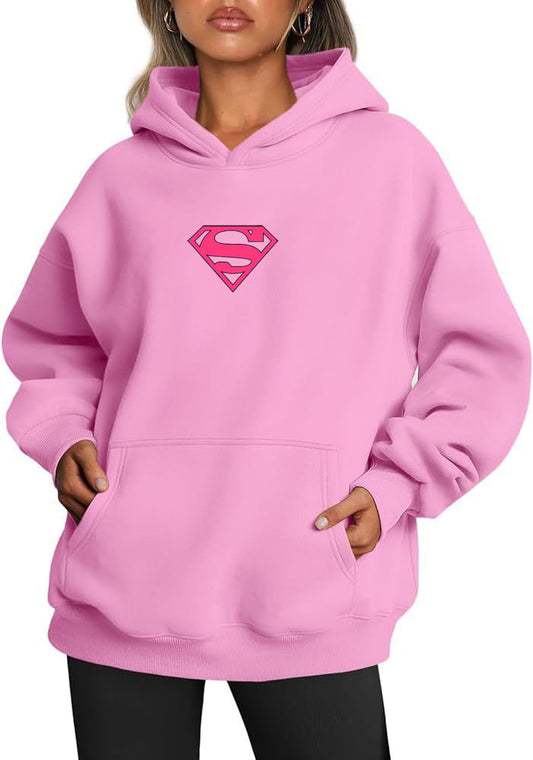 Дамски суичър Super Girl в розово с качулка и символ S, показан на модел | SatModa ⠋