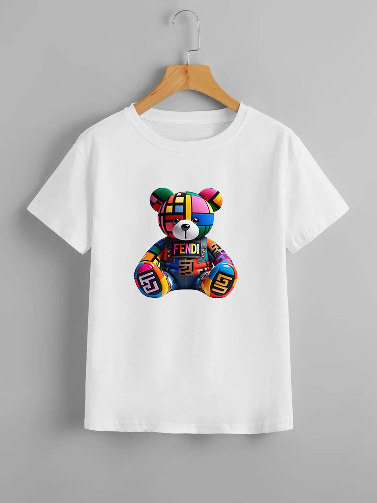 Детска тениска Fendi Bear / SatModa
Детска тениска със забавен принт за всяко малко приключение. Мека и дишаща, за комфорт през целия ден.
BGN 23.90