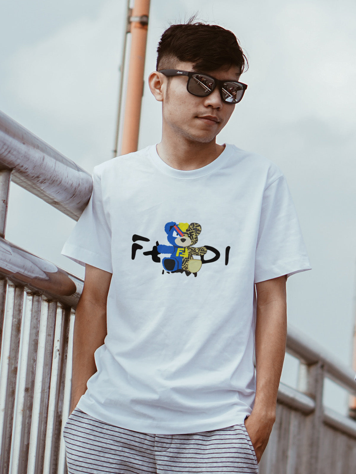 Мъжка тениска Fendi / SatModa.
Модерна мъжка тениска с обло деколте и свободна кройка. Материята на тениската е изключително мека и осигурява максимален комфорт през летните дни. Съчетава...
