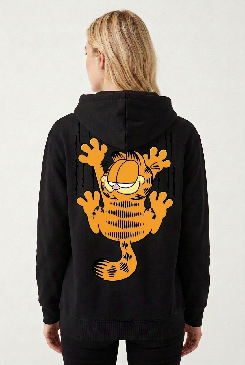 Дамски суичър с качулка в черно с Garfield и следи на гърба, показан на модел | SatModa