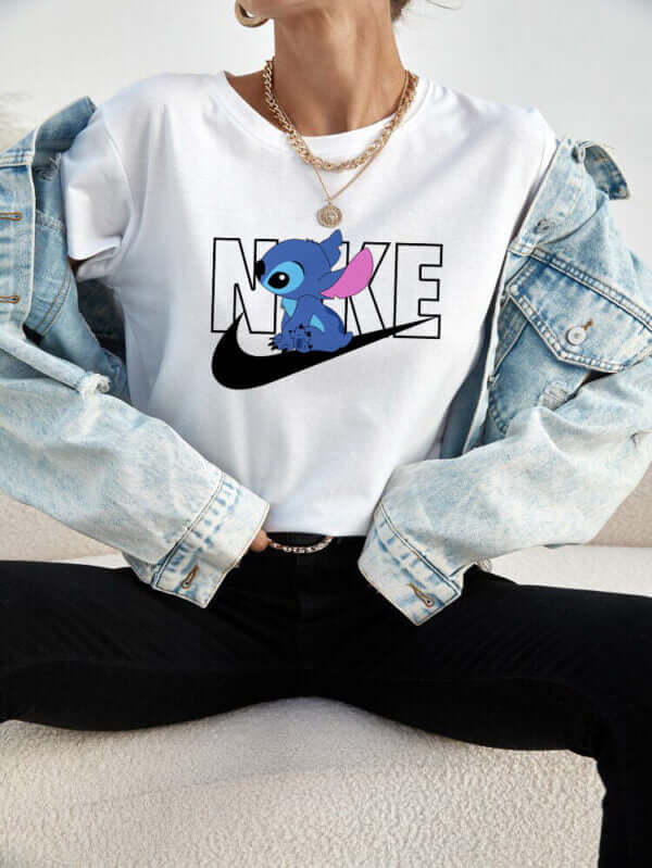 Дамска тениска N*Stich Surf White https://satmoda.com/products/дамска-тениска-n-stich-surf Ефектна дамска тениска с обло деколте и свободна кройка. Осигурява максимален комфорт през летните дни.Съчетава се добре както с дънки, така и със спортен екип.
