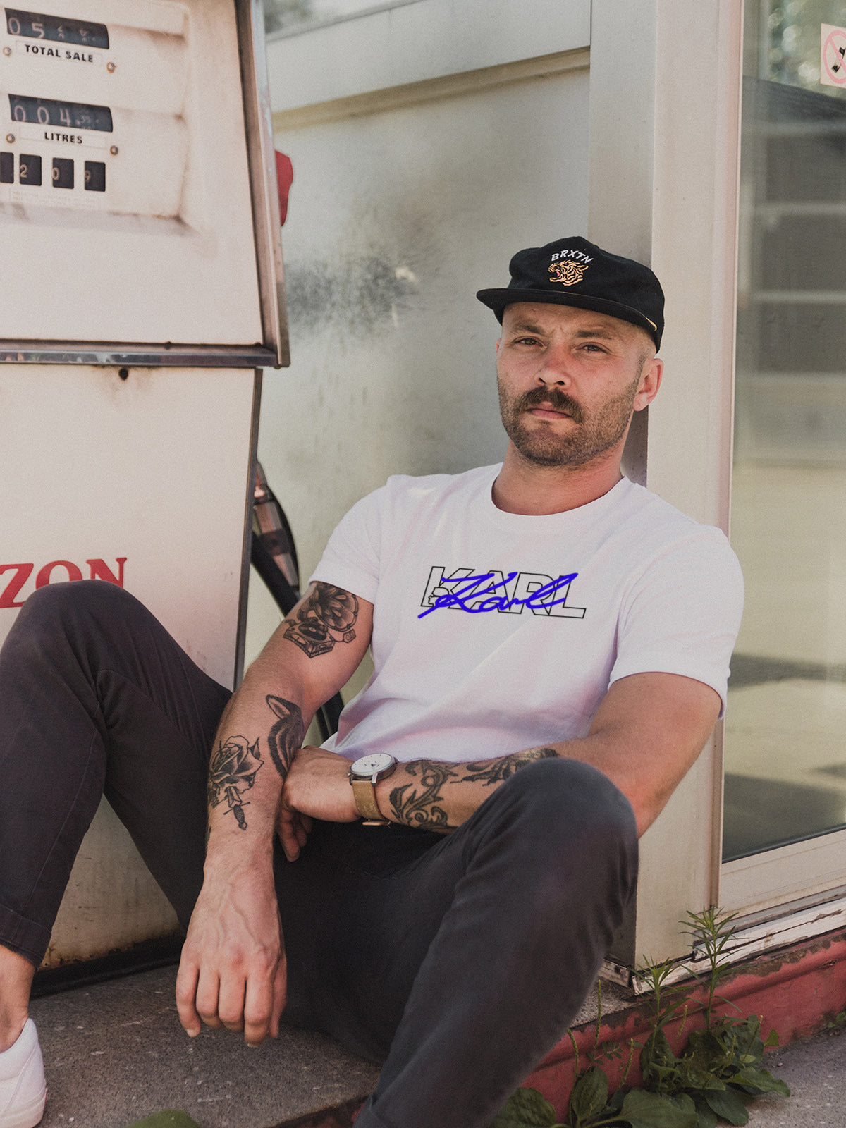 Мъжка тениска Karl Blue/SatModa
Модерна мъжка тениска с обло деколте и свободна кройка. Материята на тениската е изключително мека и осигурява максимален комфорт през летните дни. Съчетава...