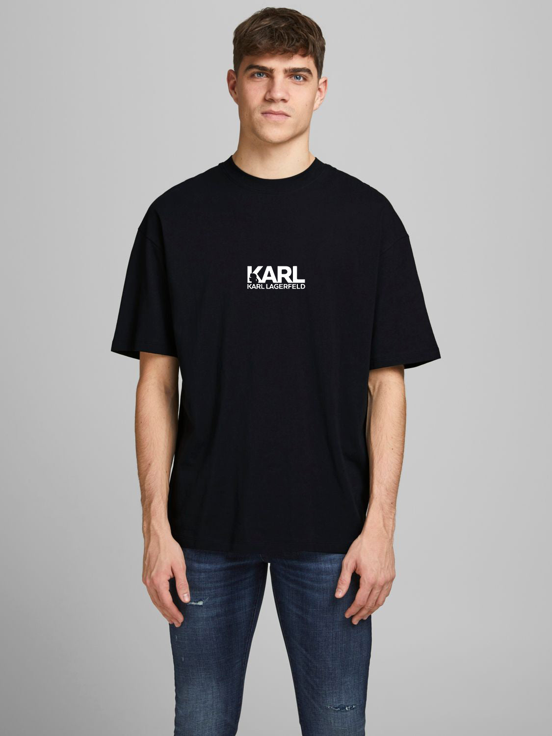 Мъжка тениска Oversize Karl Classic
Тениска с обло деколте и свободна кройка. Материята на тениската е изключително мека и осигурява максимален комфорт през летните дни. Съчетава се добре с елеган…
BGN 36.90