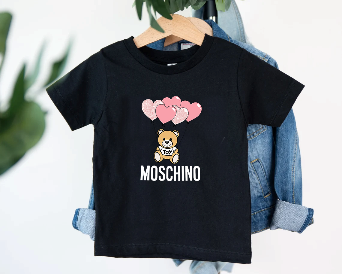Детска тениска Moschino Balloons
Детска тениска със забавен принт за всяко малко приключение. Мека и дишаща, за комфорт през целия ден.
BGN 23.90