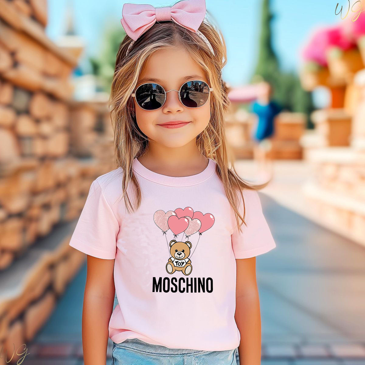Детска тениска Moschino Balloons
Детска тениска със забавен принт за всяко малко приключение. Мека и дишаща, за комфорт през целия ден.
BGN 23.90