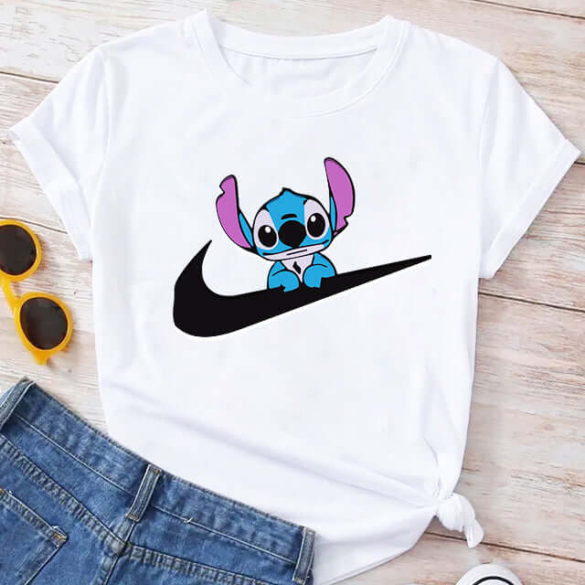 Дамска тениска N*Stich Pink... https://satmoda.com/products/дамска-тениска-n-stich-white Ефектна дамска тениска с обло деколте и свободна кройка. Осигурява максимален комфорт през летните дни.Съчетава се добре както с дънки, така и със спортен екип