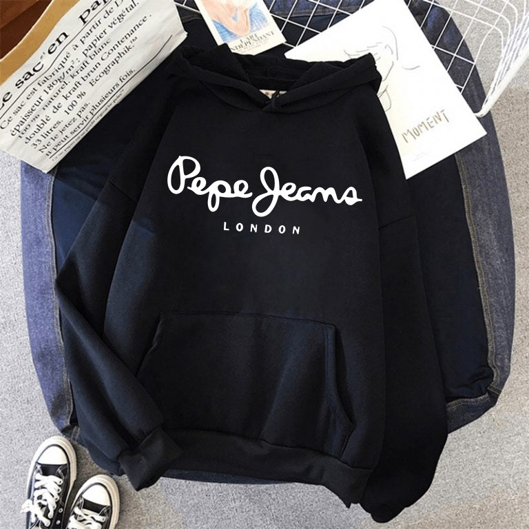 Дамски суитчър Pepe Black - SatModa. https://satmoda.com/products/дамски-суичър-pepe-black Ефектен дамски суичър с качулка и връзки.Материята на суичъра е изключително мека и приятна.Осигурява максимален комфорт и топлина през зимните дни.Памучна вата