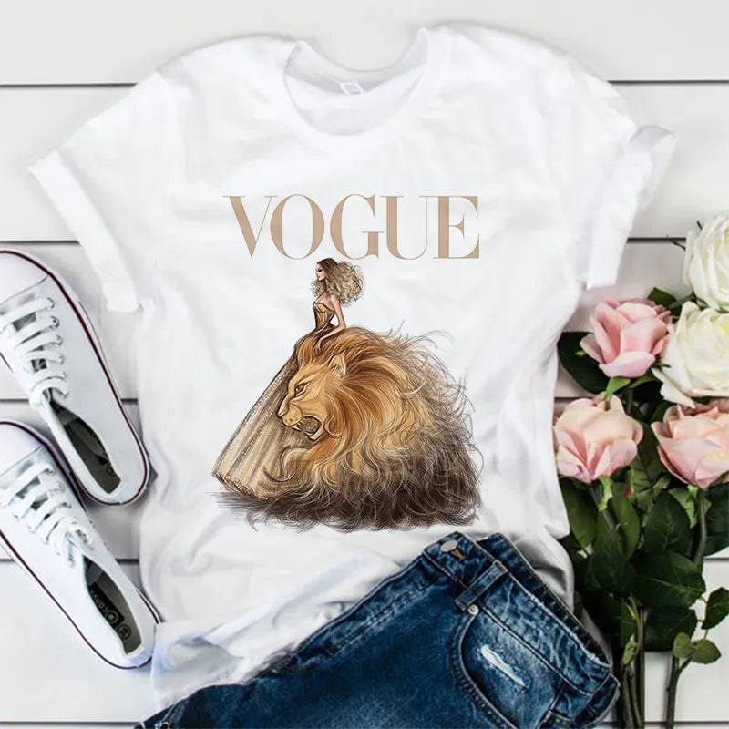 Дамска тениска Vogue Leon White https://satmoda.com/products/дамска-тениска-vogue-leon Ефектна дамска тениска с обло деколте и свободна кройка. Осигурява максимален комфорт през летните дни.Съчетава се добре както с дънки, така и със спортен екип.