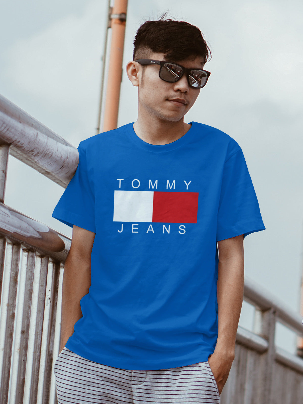 Мъжка тениска TOMMY JEANS
Мъжка тениска с обло деколте и свободна кройка. Материята на тениската е изключително мека и осигурява максимален комфорт през летните дни. Съчетава се добре с …
BGN 26.99