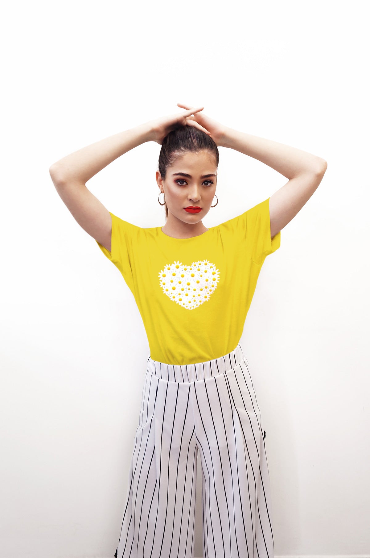 Дамска тениска Cute daisy heart
Дамска Тениска с обло деколте и свободна кройка. Материята на тениската е изключително мека и осигурява максимален комфорт през летните дни. Материя: 100% памук
BGN 24.60