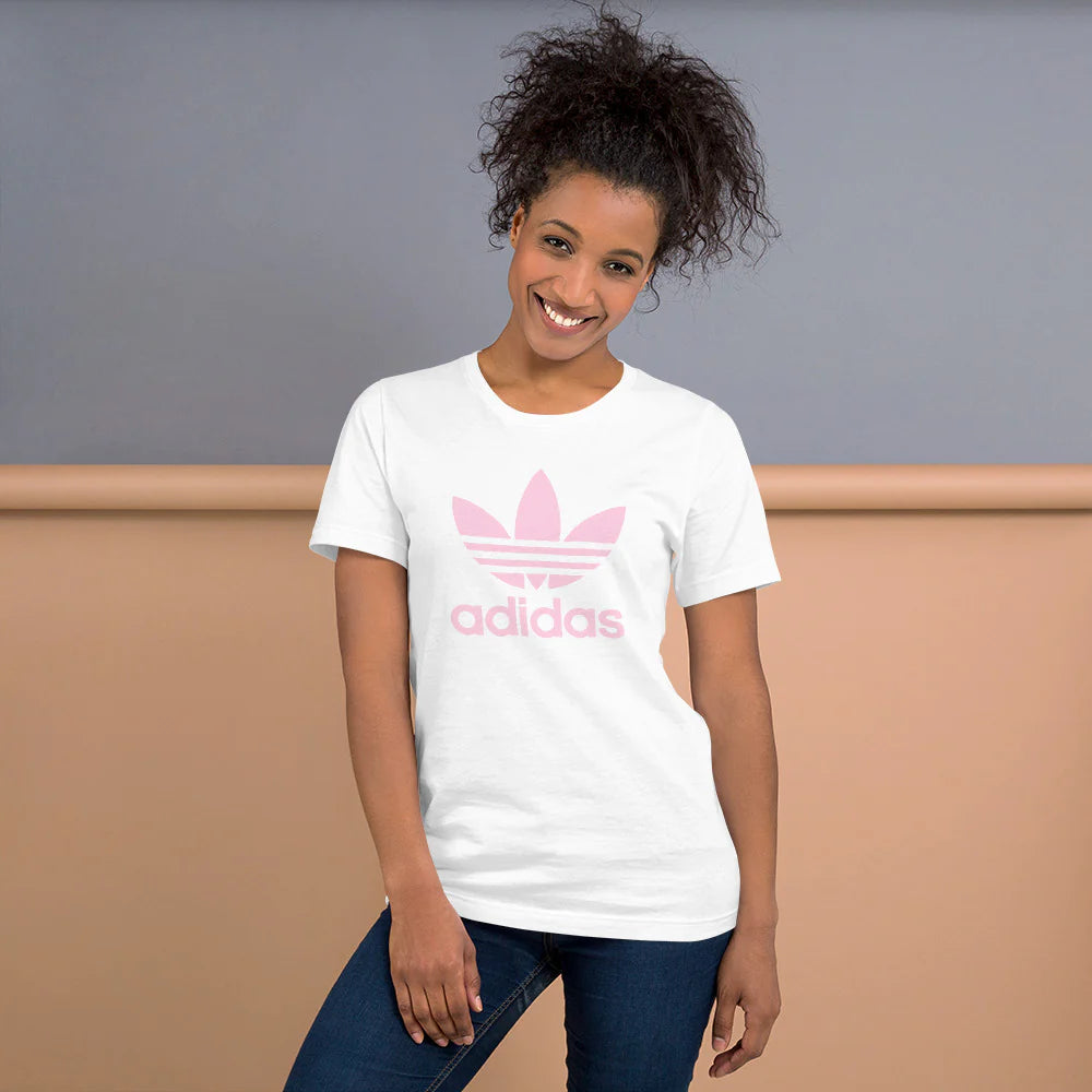 Дамска тениска Adidas pink Logo - SatModa https://satmoda.com/products/дамска-тениска-adidas-pink-logo Ефектна дамска тениска с обло деколте и свободна кройка. Осигурява максимален комфорт през летните дни.Съчетава се добре както с дънки, така и със спортен екип.
