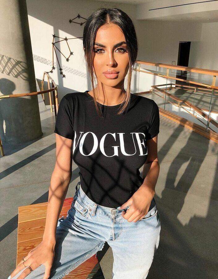 Дамска тениска Vogue DTG https://satmoda.com/products/ефектна-дамска-тениска-с-надпис Дамска Тениска с обло деколте и свободна кройка. Материята на тениската е изключително мека и осигурява максимален комфорт през летните дни. Съчетава се добре с елегантно, спортно-елегантно и ежедневно облекло.Тениската е изработена от 100% памук