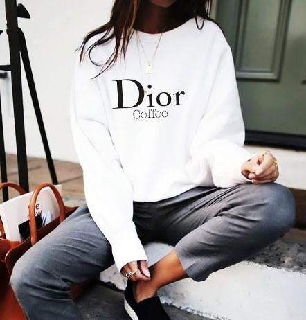 Дамска блуза Coffee Dior dtg https://satmoda.com/products/coffee-dior-ефектна-дамска-блуза Модерна дамска блуза с надписБлуза с обло деколте и свободна кройка. Материята на блузата е изключително мека и приятна. Осигурява максимален комфорт и топлина през зимните дни.100% памук