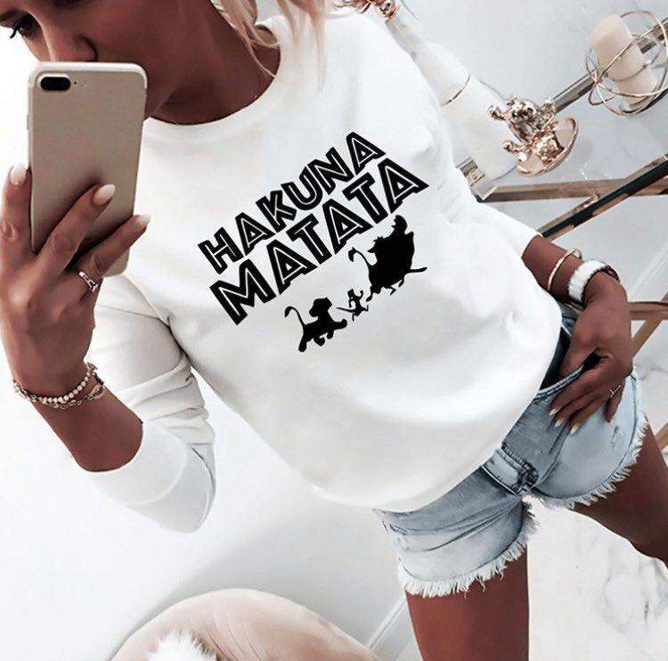 Дамка блуза Hakuna matata dtg https://satmoda.com/products/дамска-блуза-hakuna-matata-dtg Модерна дамска блуза с надписБлуза с обло деколте и свободна кройка. Материята на блузата е изключително мека и приятна. Осигурява максимален комфорт и топлина през зимните дни.100% памук