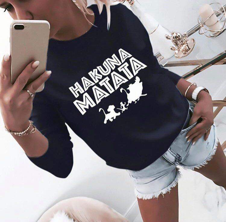 Дамка блуза Hakuna matata dtg https://satmoda.com/products/дамска-блуза-hakuna-matata-dtg Модерна дамска блуза с надписБлуза с обло деколте и свободна кройка. Материята на блузата е изключително мека и приятна. Осигурява максимален комфорт и топлина през зимните дни.100% памук