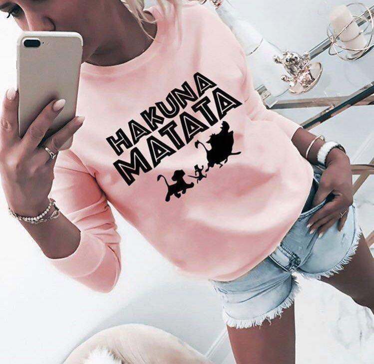 Дамка блуза Hakuna matata dtg https://satmoda.com/products/дамска-блуза-hakuna-matata-dtg Модерна дамска блуза с надписБлуза с обло деколте и свободна кройка. Материята на блузата е изключително мека и приятна. Осигурява максимален комфорт и топлина през зимните дни.100% памук
