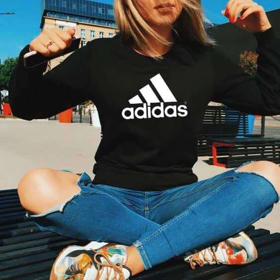 Дамска блуза Adidas dtg https://satmoda.com/products/adidas-дамска-блуза Модерна дамска блуза с щампаБлуза с обло деколте и свободна кройка. Материята на блузата е изключително мека и приятна. Осигурява максимален комфорт и топлина през зимните дни.100% памук