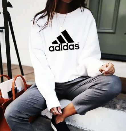 Дамска блуза Adidas dtg https://satmoda.com/products/adidas-дамска-блуза Модерна дамска блуза с щампаБлуза с обло деколте и свободна кройка. Материята на блузата е изключително мека и приятна. Осигурява максимален комфорт и топлина през зимните дни.100% памук