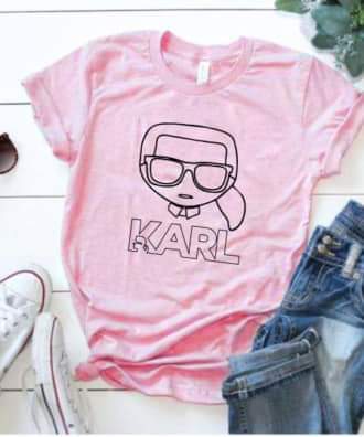Дамска тениска Karl Lagerfeld https://satmoda.com/products/дамска-тениска-karl-lagerfeld Ефектна дамска тениска с обло деколте и свободна кройка. Материята на тениската е изключително мека и осигурява максимален комфорт през летните дни. Съчетава се добре с елегантно, спортно-елегантно и ежедневно облекло.Тениската е изработена от 100% памукПрепоръчителна температура за пране 30°