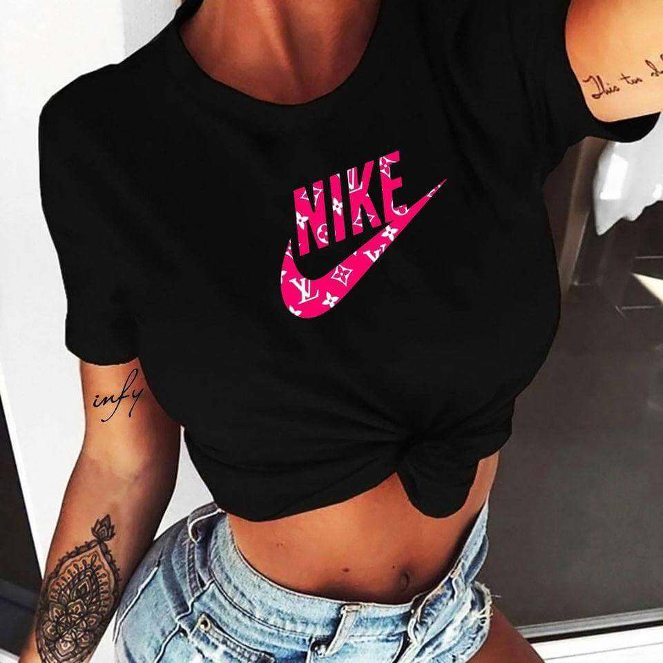 Дамска тениска Nike https://satmoda.com/products/модерна-дамска-тениска-nike Ефектна дамска тениска с щампаМатерия: 100% памукСъчетава се добре както с дънки, така и със спортен екипПрепоръчителна температура за пране 30°
