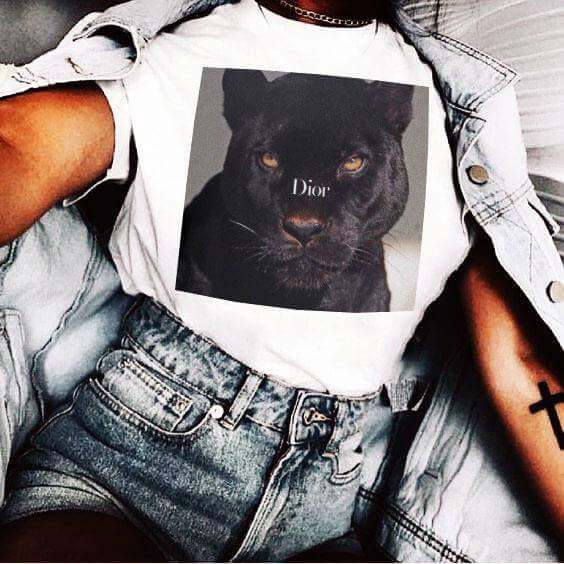 Дамска тениска Black cat dtg https://satmoda.com/products/dior-2-дамска-тениска-с-щампа Дамска Тениска с обло деколте и свободна кройка.Материята на тениската е изключително мека и осигурява максимален комфорт през летните дни.Съчетава се добре с елегантно, спортно-елегантно и ежедневно облекло.