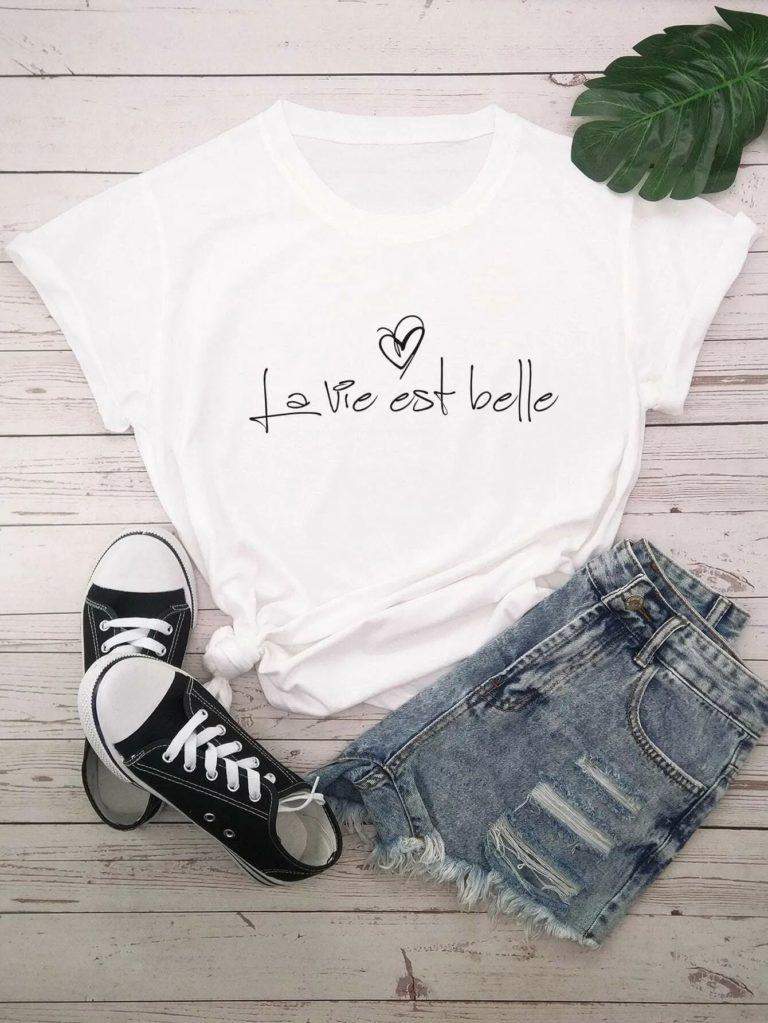 Дамска тениска La Vie Est Belle https://satmoda.com/products/дамска-тениска-la-vie-est-belle Дамска Тениска с обло деколте и свободна кройка. Материята на тениската е изключително мека и осигурява максимален комфорт през летните дни. Съчетава се добре с елегантно, спортно-елегантно и ежедневно облекло.Тениската е изработена от 100% памукПрепоръчителна температура за пране 30