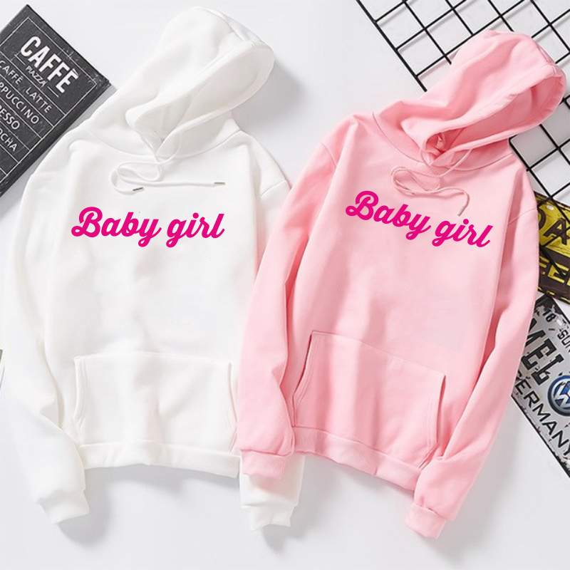 Дамски суичър Baby girl https://satmoda.com/products/дамски-суичър-с-качулка-baby-girl Ефектен дамски суичър с качулка с връзкиМатерията на блузата е изключително мека и приятна. Осигурява максимален комфорт и топлина през зимните дни100% Памук